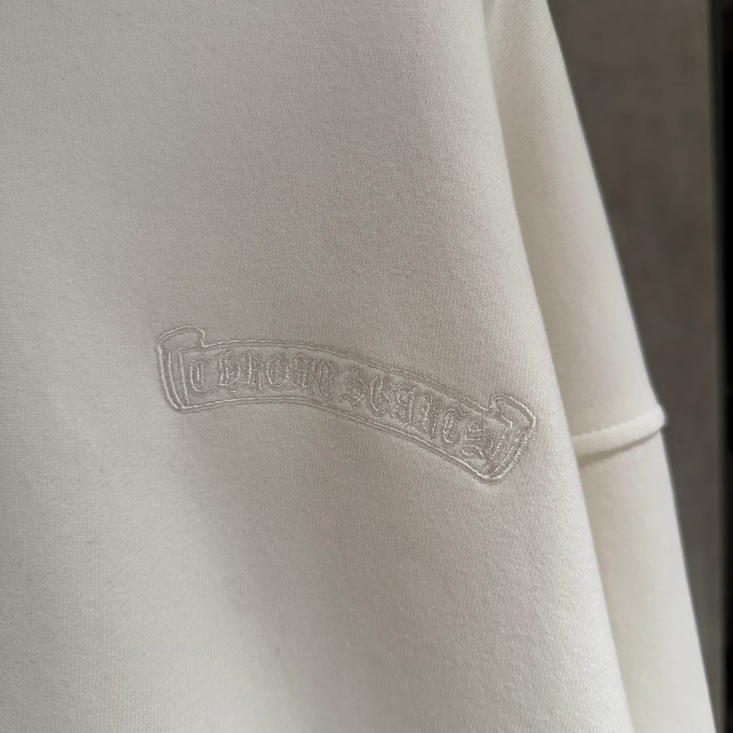 🅿️390 [Strict quality control] CH Croixin's new long-sleeved hooded sweatshirt. The fabric is made of heavy 480g double yarn fabric. The whole garment is washed. The front and rear panels are laser-burned. The ready-to-wear wash is loose. The fabric is stiff and stylish. It does not deform or shrink. Color: black, white, floral gray. Size: M-2xl